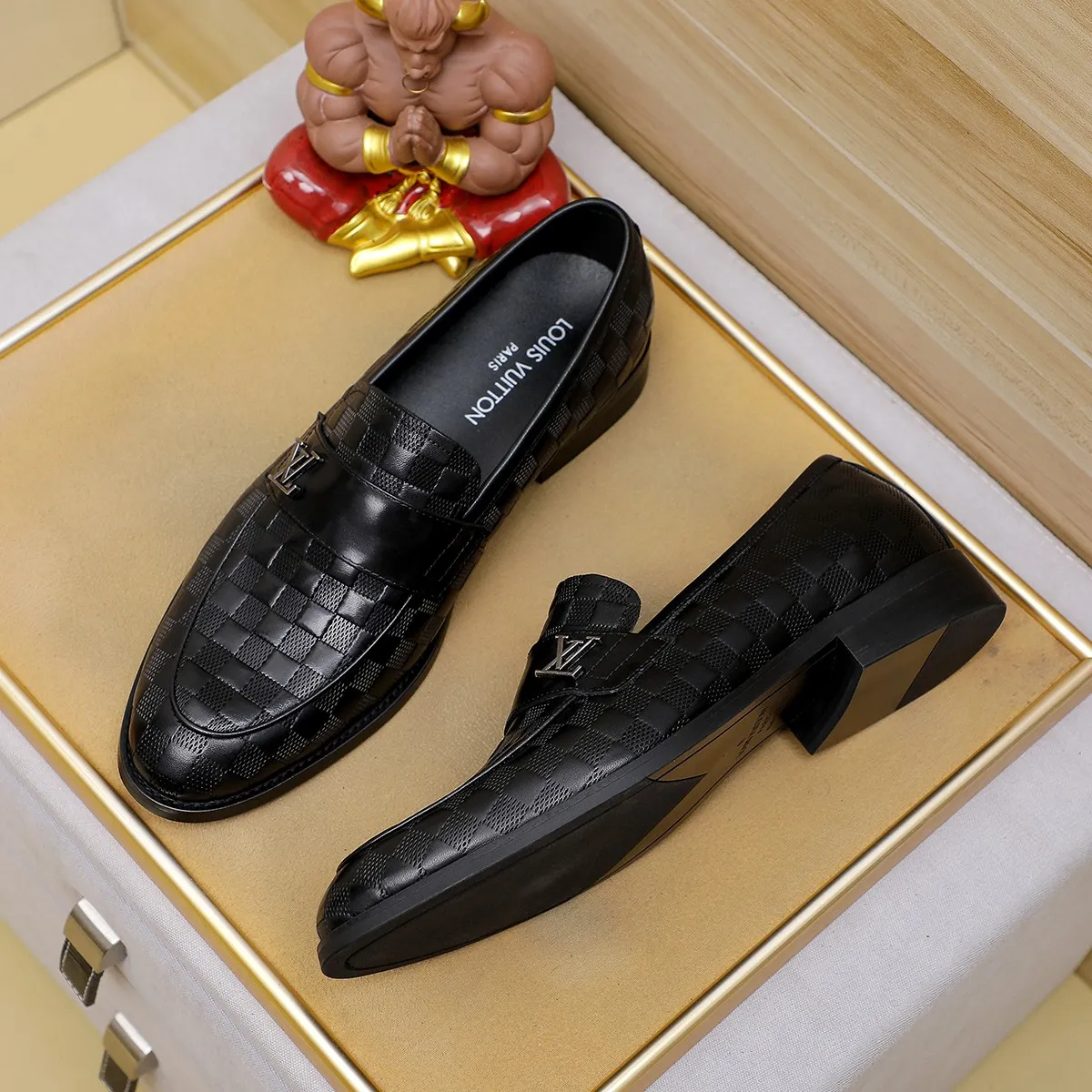 Men's Men's Shoes 💰420 💰[Louis Vuitton] LV high-end business formal leather shoes! ! Luxurious and elegant style, equal emphasis on practicality and style, professional focus on details and quality, counter original 1⃣️: 1⃣️ super accurate reproduction👍🏻! Material: The upper is made of imported original soft 🐂cowhide ➕imported first-layer sheepskin lining. Original anti-slip and wear-resistant outsole! Code number: 39--45, (38.46 custom-made) Large quantities in stock!
